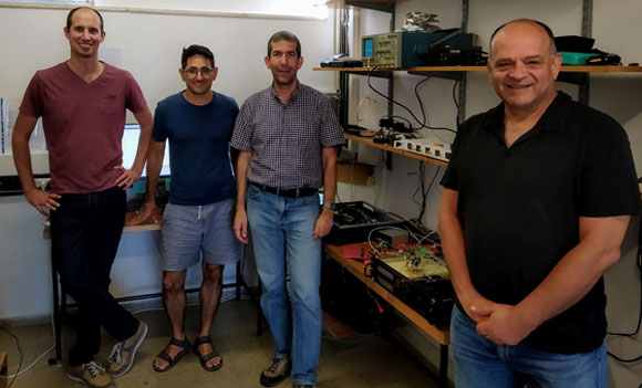 מַפְתֵחַ ששום מחשב לא יוכל לפרוץ. מימין: יניר פרבר, חגי אייזנברג, כרמי בוגוט וניצן לבנה | צילום: QuantLR