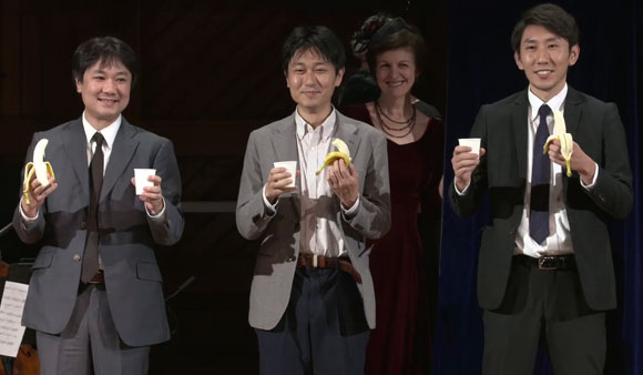 מופע רוק. וטאנאבה ובניו מדגימים כיצד ביצעו את הניסוי במחקר | צילום מסך מתוך שידור טקס איגנובל 2019