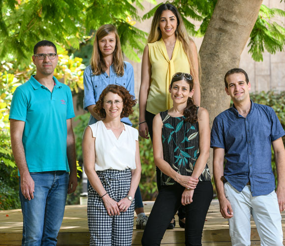 קבוצת המחקר. מימין למטה: יוחאי וולף, אסנת ברטוק, ירדנה סמואלס ורונן לוי. מאחור: ספיר כהן וסופי טרביז | צילום: מכון ויצמן למדע
