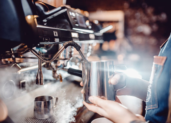 המיקום הזווית של זרבובית הקיטור בקנקן החלב משפיעים על התכונות של הקצף. הקצפת חלב | צילום: Shutterstock