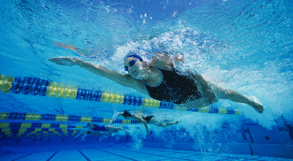 שחייה מאומצת אחרי ארוחה עלולה לגרום לאי נעימות, אך אינה מסוכנת. תחרות שחייה | צילום: Shutterstock