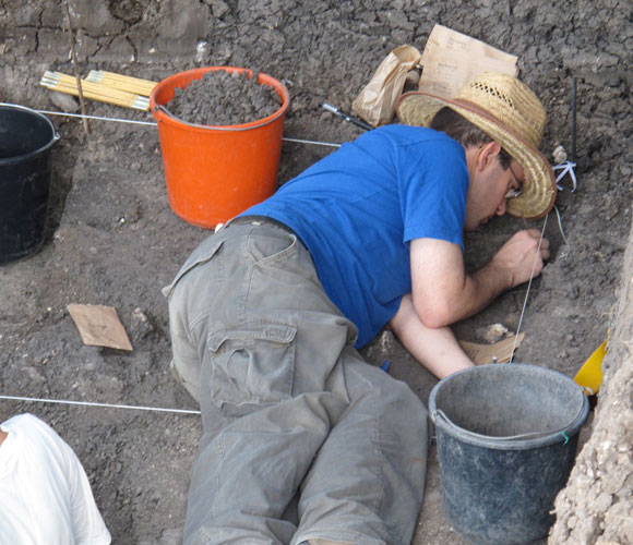 הארכיאולוג ד"ר ראובן ישורון חושף עצמות של בעלי חיים בעין קשיש | צילום: פרופ' אראלה חוברס