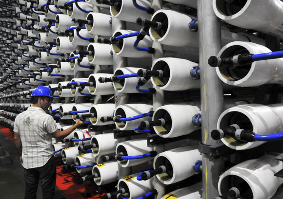 אנרגיה רבה. מערך האוסמוזה ההפוכה במתקן התפלת המים בחדרה | צילום: Science Photo Library