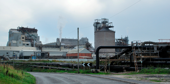 פוטנציאל כלכלי. מפעל בבריטניה לטיהור תמלחות והפרדת חומרים כמו סידן ומגנזיום | צילום: Science Photo Library