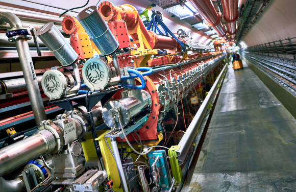 דרושה אנרגיה רבה כדי להתגבר על כוחות הדחייה החשמלית בין גרעינים. מאיץ הסיכנרוטרון ב-CERN | מקור: Science Photo Library