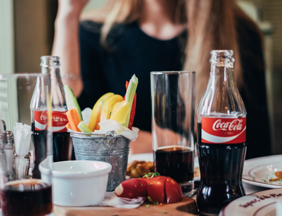 בקבוקי קולה על שולחן | Shutterstock