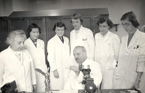 הוריד בשיעור ניכר את התמותה מסרטן צוואר הרחם. פאפניקולאו מציג את המשטח | מקור: G. Kokori/UNESCO-Hellas