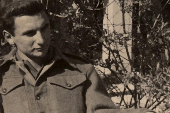 לא היה נדיר לראותו במדים במעבדה או בספריה. רפי מוקדי במהלך שירותו הצבאי | מקור: הבלוג "נעמוש" של שלמה מן