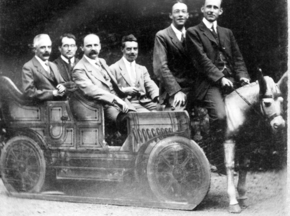 שוורצשילד (שלישי משמאל) עם פיזיקאים אחרים מרחבי אירופה | American Institute of Physics, SPL