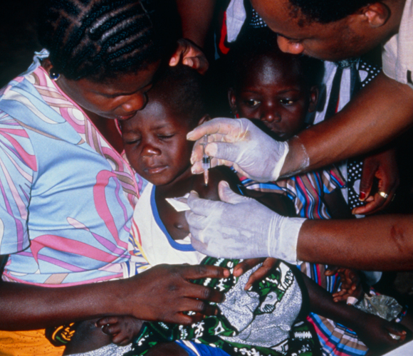 עדיין אין חיסון יעיל נגד מלריה. ילדים בטנזניה מקבלים חיסון בניסוי אחר | מקור: Science Photo Library