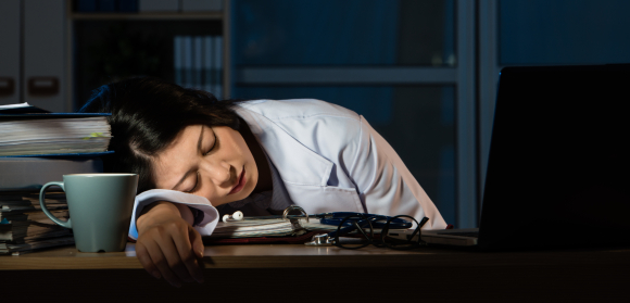 מגוון רחב של סיכונים בריאותיים - מתאונות וסרטן ועד דיכאון ובידוד חברתי. רופאה שסובלת מחוסר שינה | צילום: Shutterstock