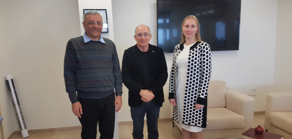 משפחה חדשה של חלבונים. פחימה (משמאל) וקלימיוק עם נשיא אוניברסיטת חיפה, רון רובין | צילום: אוניברסיטת חיפה