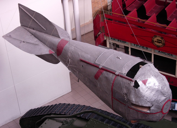 תלוי קילומטר מתחת לספינת האוויר: תא התצפית של צפלין מוצג במוזיאון המלחמה הבריטי | מקור: ויקיפדיה, נחלת הכלל