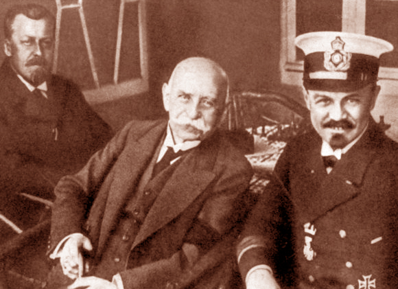 מעיתונאי לקברניט של ספינות אוויר ולמנהל החברה. הוגו אקנר (משמאל) עם צפלין (במרכז) | מקור: תולדות הצפלין, נחלת הכלל