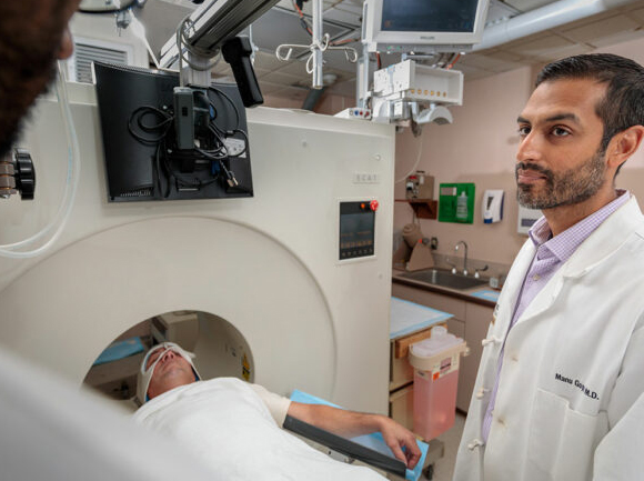 "אנו רק מתחילים להבין איך גורמים שקשורים למין משפיעים על הזדקנות המוח. פרופ' מנו גויאל | צילום: Matt Miller, Washington University