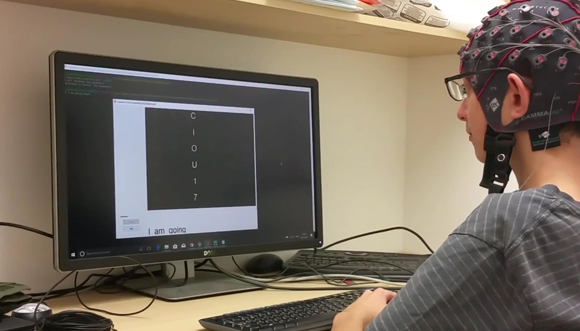 כלים שיעזרו לי גם בעתיד. מיכאל קינן מדגים את השכלול למערכת התקשורת | צילום: הדר לוי אהרוני, האוניברסיטה העברית