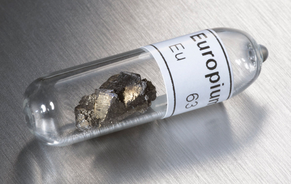 החומר המשמש ליצירת צבע אדום במרקעי טלוויזיה. מבחנה של היסוד אירופיום | צילום: Science Photo Library