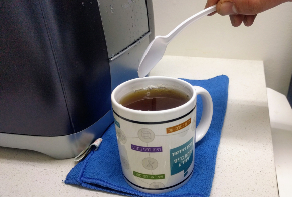 האם התרככות של כפית פלסטיק במשקה חם מעידה על פליטת חומרים מסוכנים לקפה שלנו? לא בהכרח. את השימוש בסכו"ם חד פעמי כדאי לצמצם מסיבות אחרות לגמרי