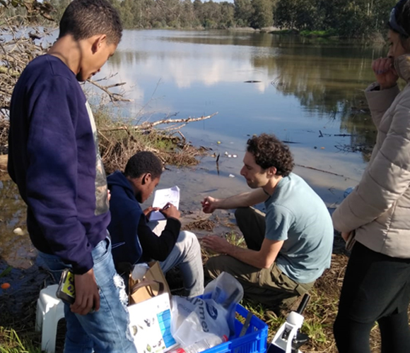 להבין את סודות החיים במים של בריכת החורף. תלמידי "ניצוצות" במהלך עבודת המחקר במחנה | צילום: מכון דוידסון