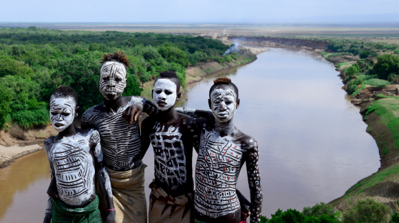 נערים משבט קארו באתיופיה עם צבעי גוף | Science Photo Library