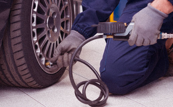 לחץ האוויר בהדחוס בצמיגים מספיק כדי לשאת את כל משקל המכונית | צילום: שאטרסטוק