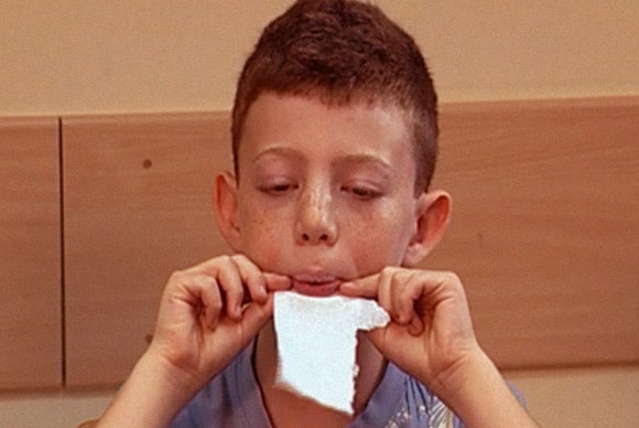 הנייר מתרומם, למרות שנשופים מעליו, אבל זו שגיאה להסביר זאת על בסיס עקרון ברנולי | צילום מתוך סרטון מדע בבית