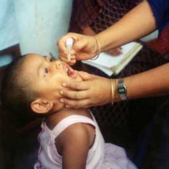 תמונת ילדה מקבלת חיסון מוחלש נגד פוליו .קרדיט: Scientific American | United States Agency for International Development