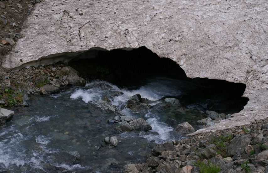 צילום זרם של מי הפשרת שלגים. קרדיט: איתן קריין | Scientific American