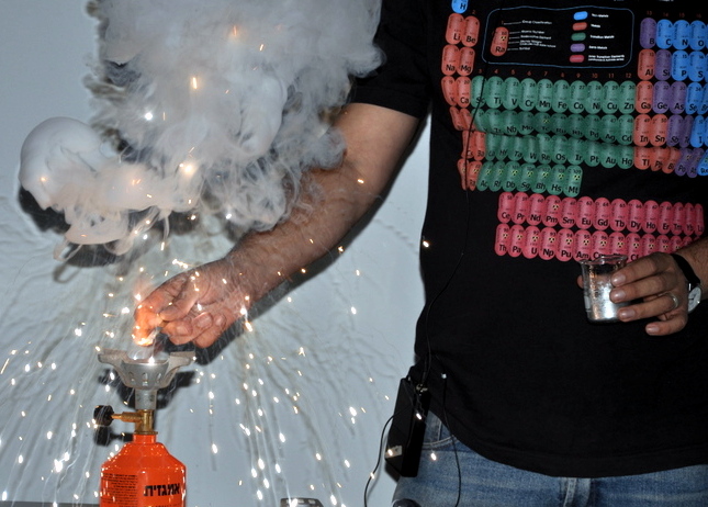 תמונת מורה למדעים מפעיל מבער במהלך הדגמה. קרדיט: חמד"ע – המרכז לחינוך מדעי בתל אביב | Scientific American