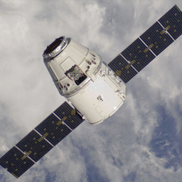 תמונת חללית  טסה בשמיים. קרדיט: נאס"א | Sceintific American