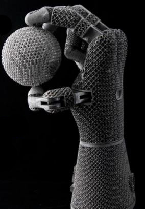 לפיתה עזה: יד תותבת זו הורכבה מ-46 חלקי טיטניום שהודפסו בנפרד. המעבדה הלאומית באוק רידג' מתכננת לבנות יד כזאת כחפץ מודפס יחיד. (קרדיט:Scientific American | (energy.gov