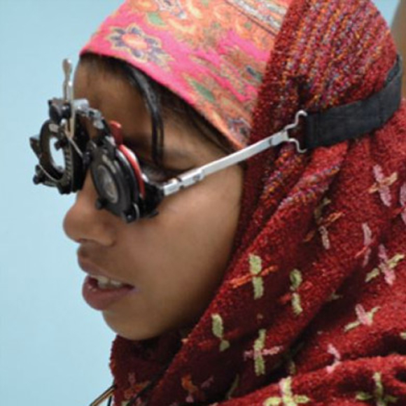 תמונת ילדה עיוורת לשעבר עושה בדיקה אופטומטרית .קרדיט: פרויקט פרקאש | Scientific American