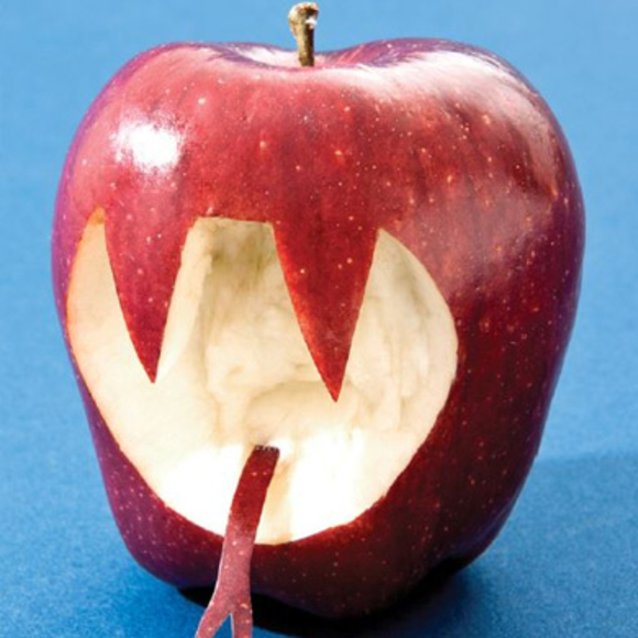 תמונת תפוח שגולף לצורת מפלצת. קרדיט: קווין ון-אלסט | Scientific American