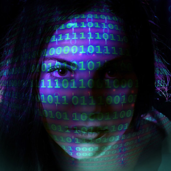 איור פני אישה עליהם מוקרנים סיביות בינאריות | Scientific American
