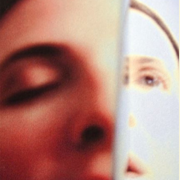 צילום פני אישה מבעד לזכוכית.קרדיט: ג'ראלד סלוטה | Scientific American