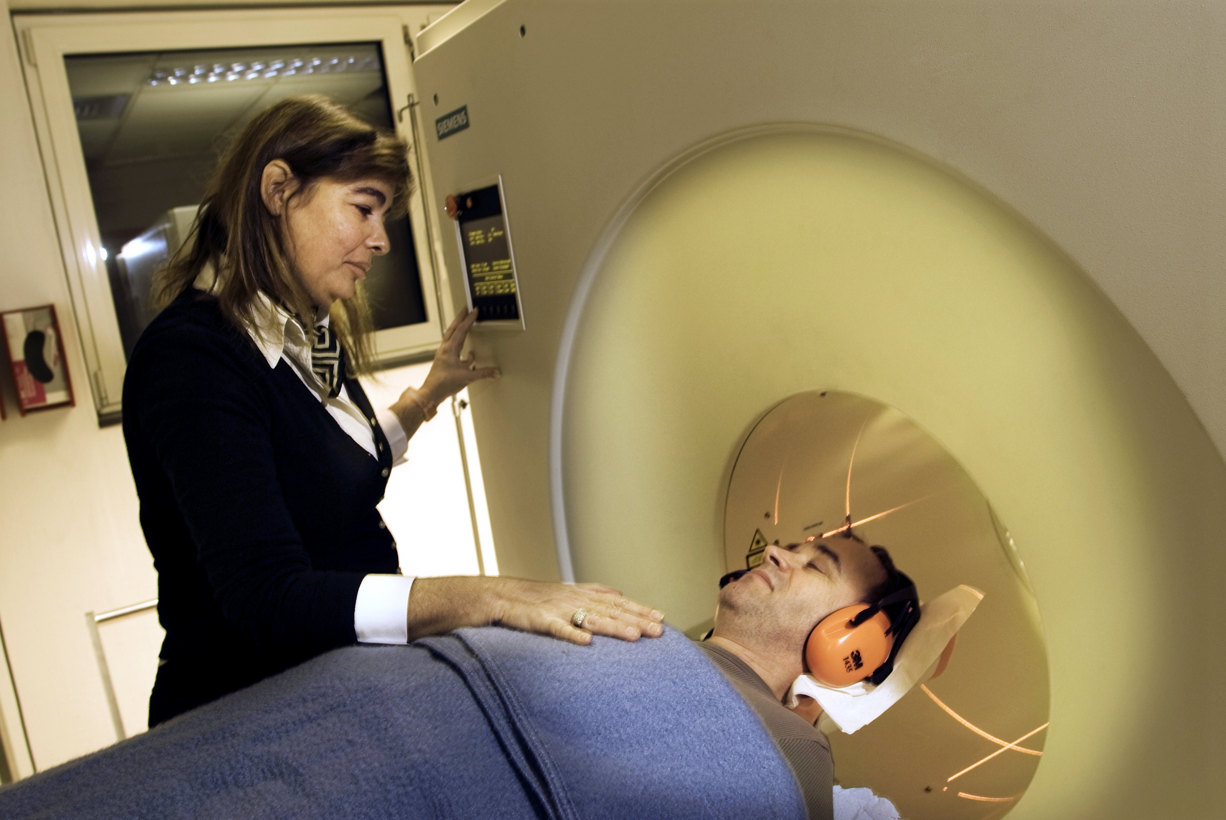 פעילות פחות מסונכרנת. בדיקת fMRI לזיהוי תגובת המוח לגירוי שמיעתי במכון פסטר, פריז | צילום: Science Photo Library