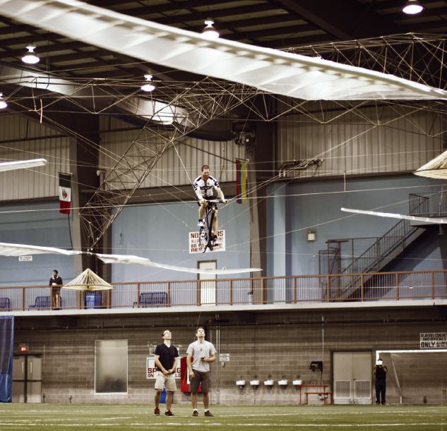 תמונתו של טוד רייכרט יושב במושב הטייס של "אטלס", המסוק המונע על ידי אדם. קרדיט: ריד יאנג | Scientific American