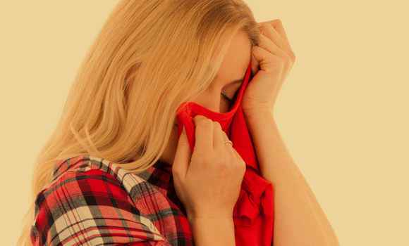 התוצאות הושפעו לא רק מהריח, אלא גם ובעיקר מגלולות הורמונים. אשה מריחה חולצה | צילום אילוסטרציה: Shutterstock