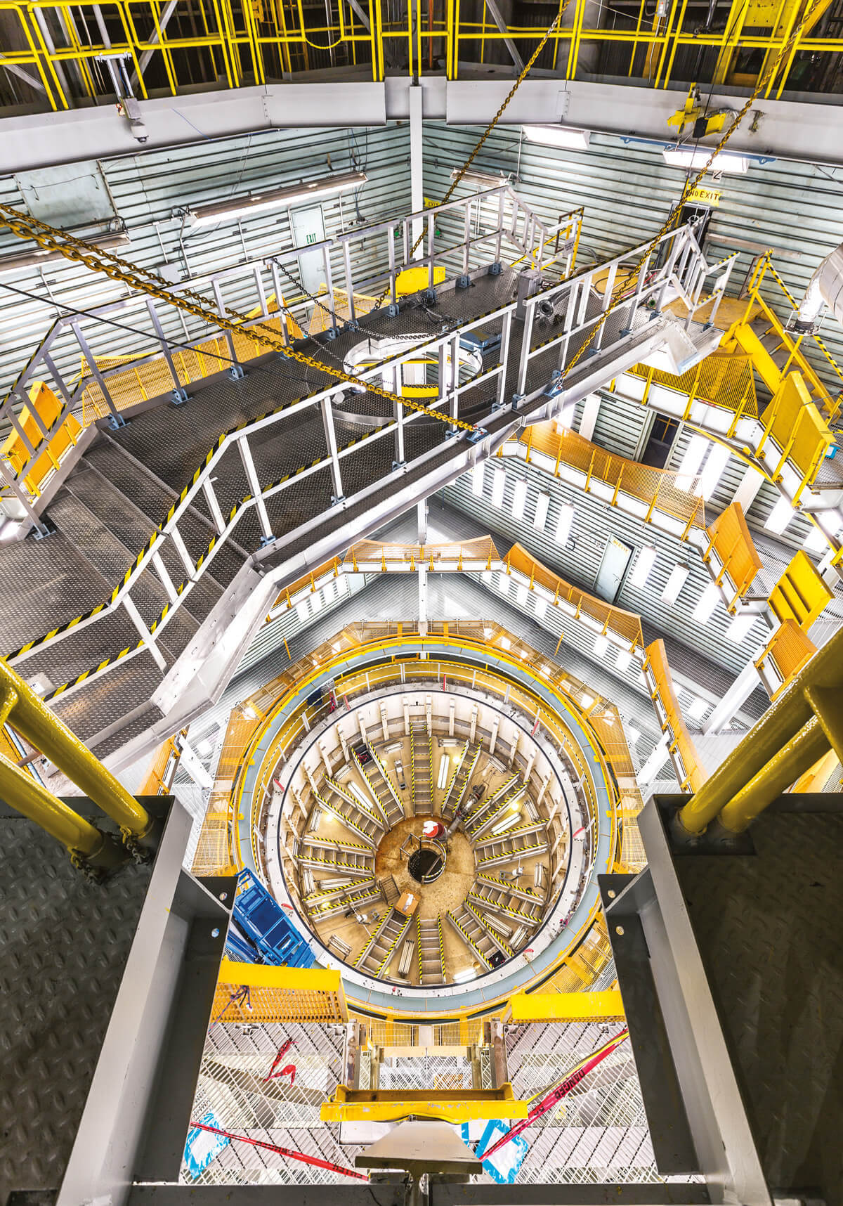 בתא בדיקה הידרוסטטי במישוּ, מהנדסים שואבים מים לתוך מכל החמצן הנוזלי כדי לבדוק אם הוא דולף. בטיל הסופי המורכב, יוצב מכל החמצן מעל מכל גדול הרבה יותר, עם מימן נוזלי, כשבין השניים מפריד מקטע הפרדה. | Scientific American