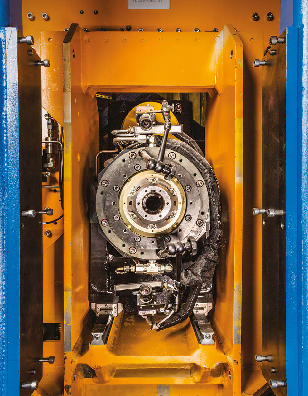 עובדים במישוּ משתמשים בכלי המשמש ליצור טבעות שמחברות בין הגלילים לכיפות | Scientific American