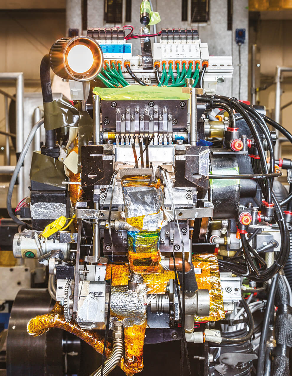 מכונה המייצרת את מעטה סיבי הפחמן של תא הצוות אוריון שיישא SLS לחלל | Scientific American