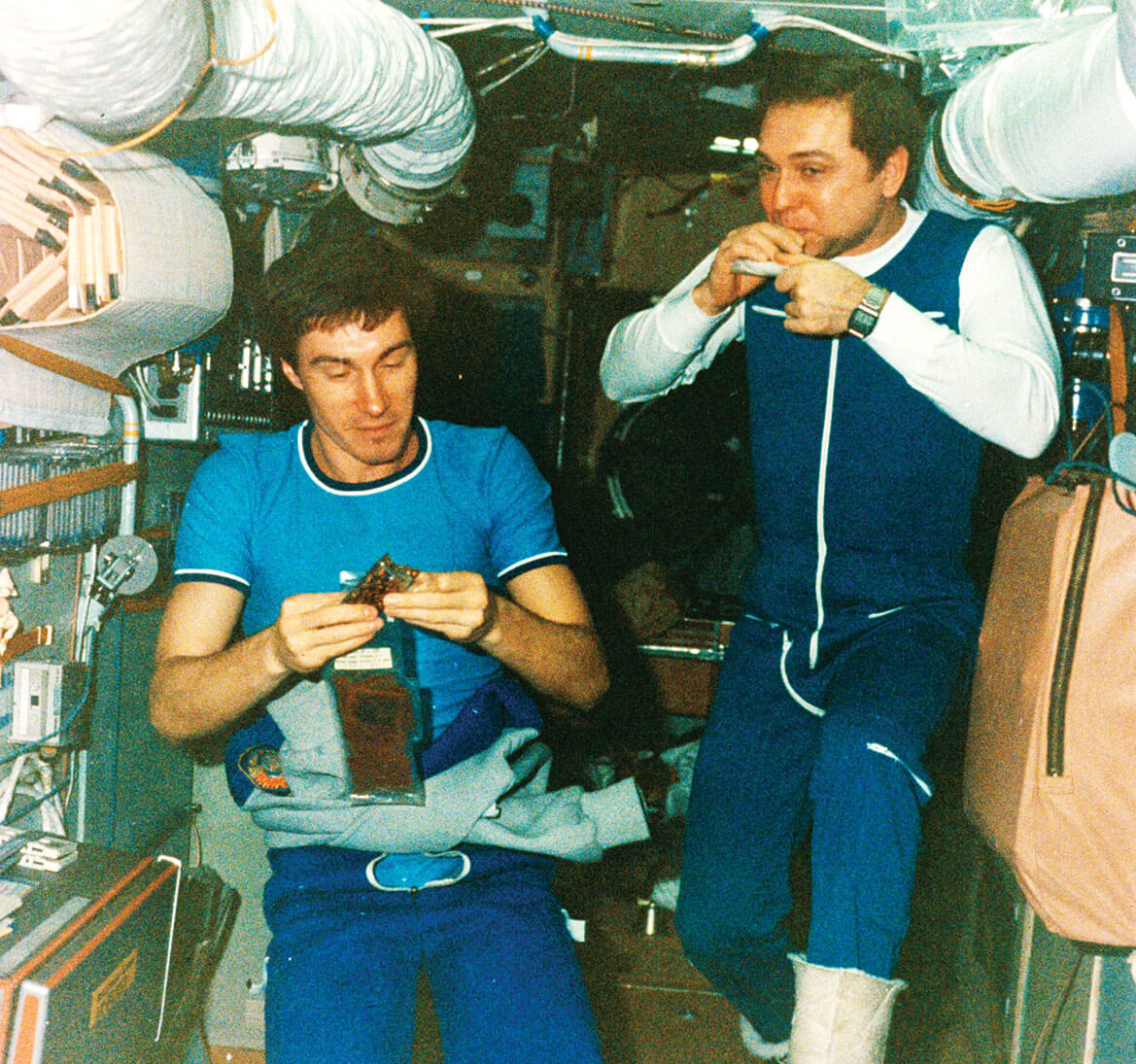 תמונת עת לאכול: אחרי יותר מ-803 ימים של טיסה בחלל, סרגיי ק' קְריקאלֶב (משמאל) התקדם 1/48 שניות לעתיד. קרדיט: גטי אימג'ז | Scientific American