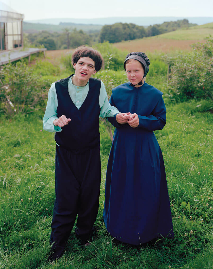 צילום אח ואחות עם אותה תסמונת גנטית. קרדיט: גרנט דלין | Scientific American