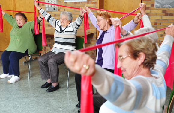 התעמלות בישיבה לקשישים | Shutterstock