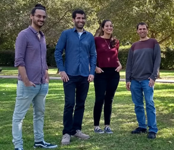 שילוב של מכניקת הקוונטים עם מיקרוסקופיה. מימין: דן אורון, בת אל רפאל, אורי רוסמן ורון טנא | צילום: סבסטיאן דוקה מסה