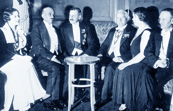 משמאל: רה ויצמן, חיים ויצמן, הרברט סמואל, לויד ג'ורג', אתל סנודן, פיליפ סנודן. Wikipedia, the Central Zionist Archives