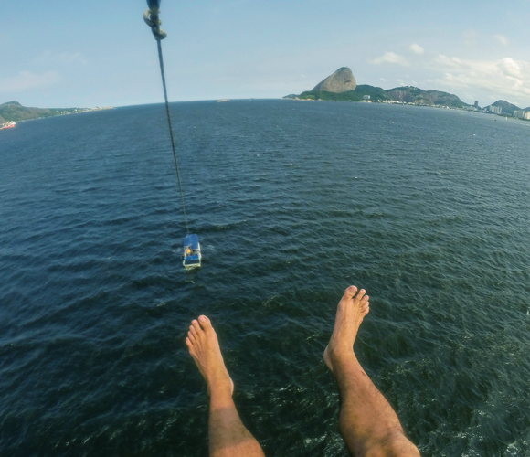 טביעה היא סיבת המוות המובילה בתאונות סלפי. צילום עצמי של צנחן רחיפה רתום לסירה | מקור: Shutterstock