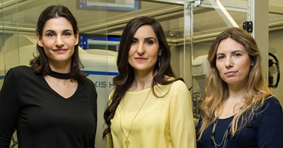פרופ' מיטל לנדאו (משמאל) עם עינב טייב-פליגלמן (במרכז) וד"ר אורלי טבצ'ניקוב | צילום: ניצן זוהר, הטכניון