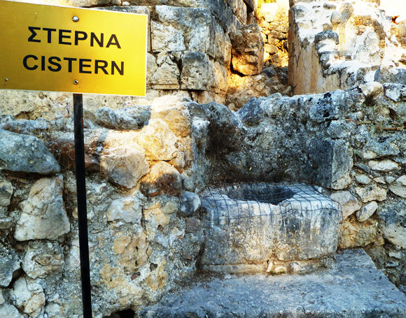 תהליכים רבים לשמירה על נקיון המים. באר מי שתייה באי קפלוניה שביוון | צילום: Shutterstock