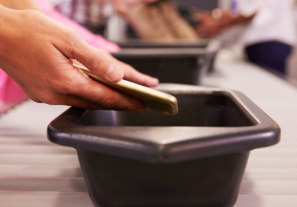 במחצית מהמגשים שנבדקו נמצאו סימנים של נגיפים הגורמים למחלות נשימה. בדיקת ביטחון בנמל תעופה | צילום: Shutterstock